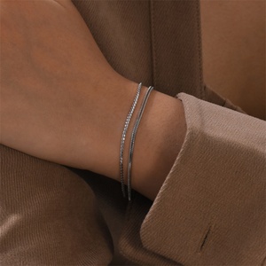 Bracelet minimaliste en acier inoxydable plaqué or, chaîne serpent superposée pour femmes - Product Image 4