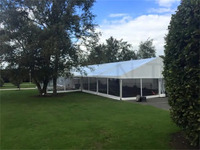 Tente d'événement de luxe à structure transparente en verre, avec toit et parois latérales panoramiques en PVC transparent, pour galas extérieurs haut de gamme