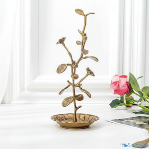 Support décoratif de bijoux en métal avec la base de marbre fournissant la beauté et la fonctionnalité pour des besoins de stockage de bijoux - Product Image 1