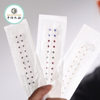 Graines d'oreille adhésives transparentes de couleur chakra pour l'auriculothérapie avec cristal d'acupuncture
