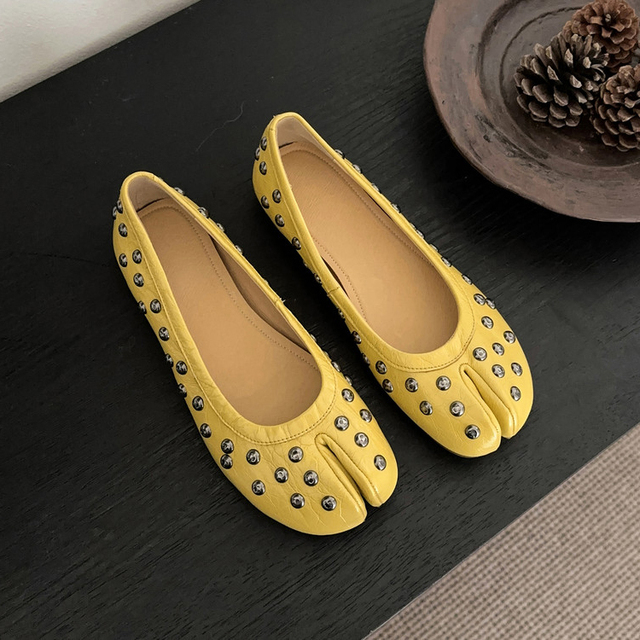 2026 Spring Autumn Season Rivet Toe Split Shoes Tabi Pig Foot Shoes Low Heel Open Toe Stylish Super Popular Flat Shoes for Women