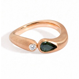 <span class=keywords><strong>Anello</strong></span> Classico Milskye per Donna in <span class=keywords><strong>Argento</strong></span> Sterling 925 Placcato Oro 18k con Zircone a Goccia Verde Smeraldo e <span class=keywords><strong>Onda</strong></span> Satinata - Product Image 6