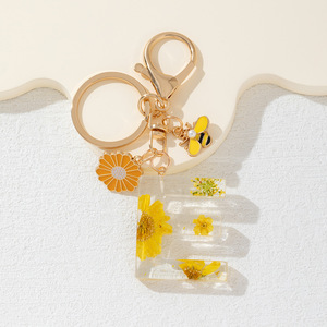 Nuevo Llavero con Alfabeto de Abeja y Margarita Amarilla, Borla de Flores Secas, Decoración para Mochila y Bolso, Regalo para Mujeres y Niñas - Product Image 6