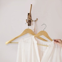 Cintres en bois de luxe en vrac pour garde-robe personnalisables gratuitement pour hôtels et supermarchés