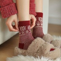 Vente en gros Fair Isle Series Red Embroidery Custom Crew Logo Chaussettes d'hiver épaisses et chaudes Chaussettes de Noël pour femmes