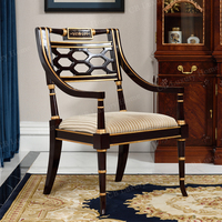 Fauteuil d'appoint élégant néoclassique noir sculpté laqué avec décor doré et structure en bois rembourrée