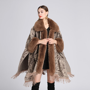 Nuovi Poncho e Mantelle Invernali da Donna in Jacquard con Frange e Bordo Lungo in Pelliccia Sintetica - Product Image 1