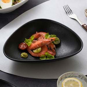 Platos de cerámica triangulares minimalistas de 9,25 pulgadas-Diseño de moda para frutas y ensaladas (Hogar y restaurante) - Product Image 4