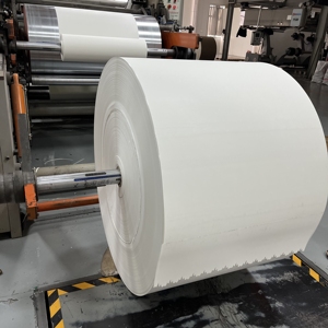 Rouleau de papier enduit PE de pâte de bois de qualité alimentaire 100% pour la fabrication de gobelets en papier et de bols en papier - Product Image 3