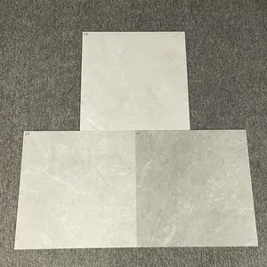 A parede e o assoalho cerâmicos do projeto moderno telha a porcelana 60x60 e o mármore vitrificados com brilho matte para o interior do banheiro