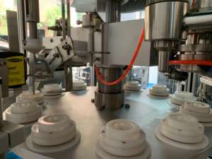 Machine de remplissage et de scellage pneumatique industrielle entièrement automatique de haute précision pour tube en plastique de lotion cosmétique à grande vitesse - Product Image 3