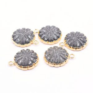 Piedra solar negra forma redonda tallada colgante chapado en oro fabricación de joyas hechas a mano - Product Image 4