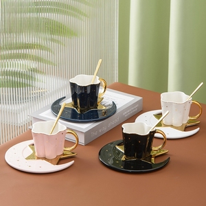 Tazza da Caffè in Porcellana Bone China Nordica Resistente alle Alte Temperature Riutilizzabile Sicura per Alimenti Creativa con Manico Dorato a Forma di Stella e Luna - Product Image 6