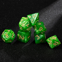 Ensemble de dés polyédriques vert marbré simplifié de 7 pièces avec chiffres dorés pour les jeux de table RPG et accessoires de jeu de rôle