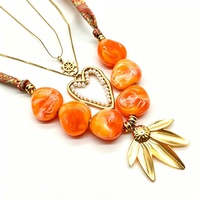 Nouveau collier tressé à la main en perles de résine orange avec pendentif fleur en acier inoxydable, chaîne en corde multicouche, collier à porter au quotidien