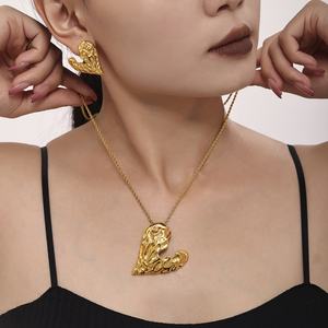 Juego de Joyería de Acero Inoxidable Chapado en Oro de 18k de Alta Gama, con Textura Martillada, Aretes y Collar con Corazón para Mujer - Product Image 2