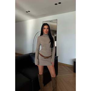 Vestido Casual de Invierno Mink Zurich, Diseño Sencillo con Estampado Sólido, Silueta Sexy en Línea A, Cintura Natural, Viscosa y Cachemira - Product Image 2