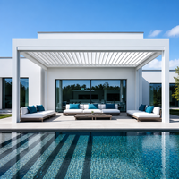 Pergola bioclimatique de luxe en aluminium blanc avec toit à lames motorisées, idéale pour terrasse frontale sur mer ou jardin côtier