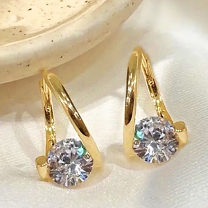 Pendientes de Aro Dorados Davie con Diamantes Redondos de Corte Brillante en Engaste de Garra, Joyería Fina Clásica para Mujer - Product Image 5