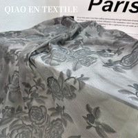 Tissu en Chiffon Semi-Transparent Imprimé de Motifs Floraux de Roses à l'Encre Vintage pour Tenues Élégantes pour Femmes
