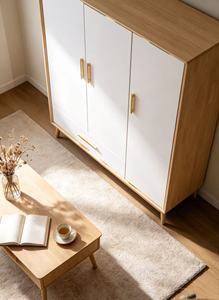 Armoire blanche moderne avec poignées en laiton, portes battantes à panneaux plats, design scandinave, armoire de rangement autoportante pour chambre à coucher - Product Image 2