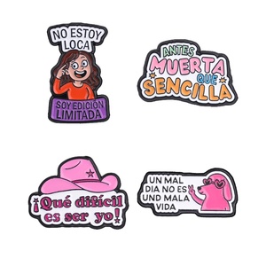 Broche en émail rose 'Antes Muerta Que Sencilla' (Je ne suis pas folle, c'est une édition limitée) - Bijou pour sac à dos et vêtements, badges - Product Image 2