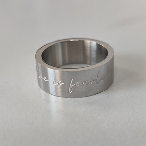 Anello Personalizzato con Incisione Profonda 'She Is <span class=keywords><strong>Fearless</strong></span>' 8mm, Placcato Oro e Argento, Impermeabile, in Acciaio Inossidabile, Gioielli per Donne e Uomini - Product Image 3