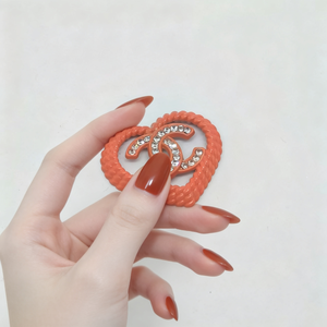 Étiquettes en alliage de zinc 30*26mm en forme de cœur tressé avec strass pour la décoration de bagages et les appliques de couture, logo métallique de créateur - Product Image 3