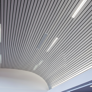 แผ่นกั้นลายไม้ทำจากอะลูมิเนียมแบบเส้นตรงรูปตัวยูดีไซน์เพดานสำหรับห้างสรรพสินค้าพรีเมียม - Product Image 1
