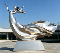 Sculpture moderne en acier inoxydable d'une silhouette avec des rubans fluides ; Pièce d'art métallique finition miroir pour les halls d'hôtels