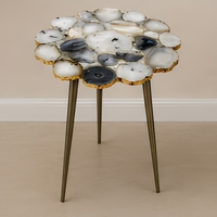 Table d'appoint moderne en résine faite à la main avec incrustations de pierre et pieds en métal, design contemporain et élégant pour salon, meuble décoratif.