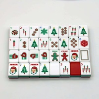 Jeu de tuiles de Mahjong américain de Noël, tuiles de jeu de Mahjong sur le thème des fêtes avec un design Père Noël, sapin et bonbons