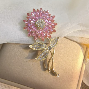 Broches en alliage plaqué or personnalisées, motif tournesol noble, antidérapantes, avec strass en cristal, bijoux unisexes, cadeau d'admission à l'université, mariage - Product Image 6