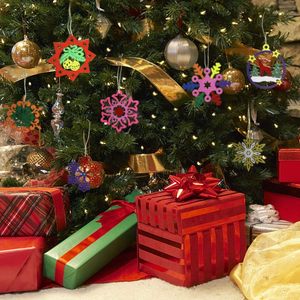 Ornements de Noël flocon de neige-Petites pièces en bois découpées au laser, décorations de Noël en copeaux de bois graffiti peintes à la main - Product Image 2