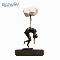 Statue de Homme en Bronze Grandeur Nature, Sculpture Athlétique Équilibrée, Art Métallique pour Hall d'Hôtel, Fabrication Personnalisée