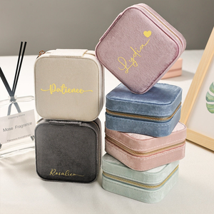 Boîte à bijoux en velours personnalisée, étui de voyage avec initiales, impression dorée, organisateur de bagues et boucles d'oreilles, <span class=keywords><strong>cadeau</strong></span> de mariage pour demoiselle d'honneur - Product Image 2