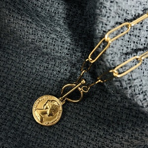 สร้อยคอพร้อมจี้รูปมงกุฏสแตนเลสสีทองรูป<span class=keywords><strong>มงกุฎ</strong></span>เอลิ<span class=keywords><strong>ซา</strong></span><span class=keywords><strong>เบ</strong></span><span class=keywords><strong>ธ</strong></span>ควีน - Product Image 4