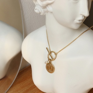 Collier de haute qualité en acier inoxydable avec fermoir OT, chaîne gourmette, perles et pendentif pièce d'or - Product Image 3