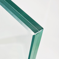 Escalier en colimaçon intérieur sur mesure en verre trempé avec garde-corps en verre et design incurvé pour villa