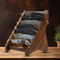 Dieses Holz-Display-Regal ist für eine Sammlung von 8 Messern konzipiert. Holz-Messerständer.