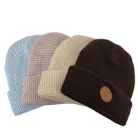 Bonnet en tricot gaufré 100% acrylique, bonnet chaud pour l'automne et l'hiver avec logo en cuir embossé personnalisé
