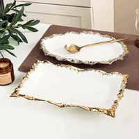 Vente en gros de plats rectangulaires à bord doré de 12 et 14 pouces, plateaux de service en céramique blanche de luxe en vrac pour les mariages, les événements et les hôtels