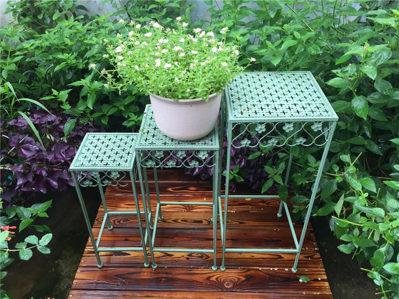 Conjunto de cuadrados florales, tres piezas con soporte alto para flores, estilo verde antiguo.