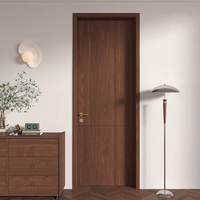 Porte en bois moderne à charnières avec insert en verre circulaire aux couleurs contrastées, porte intérieure plate en bois.