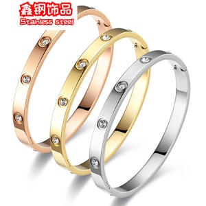 Un bracelet articulé en acier titane or rose, best-seller, qui ne ternit pas et peut être utilisé pour le <span class=keywords><strong>bain</strong></span>. C'est en acier inoxydable - Product Image 1