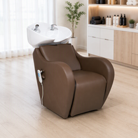 Fauteuil de lavage moderne en cuir marron avec repose-pieds fixe, structure en bois, éponge haute densité et lavabo en céramique pour salon de coiffure et institut de beauté