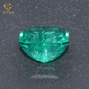 Anillo de compromiso de piedra de diamante esmeralda de 2 quilates cultivado en laboratorio personalizado Esmeralda creada en laboratorio - Product Image 2