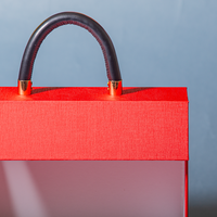 Boîtes cadeaux trapézoïdales en carton rigide de haute qualité avec logo personnalisé, design luxueux, fermeture magnétique et poignée.
