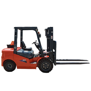 Chariot élévateur diesel 30 avec mât à trois sections, déplaceur latéral hydraulique, pneus pneumatiques, commande assise, utilisation en intérieur - Product Image 1