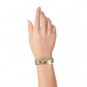 Pulseras Holográficas VIP para Conciertos con Logotipo Personalizado, Color Dorado y Azul Brillante, Pulsera Desechable - Product Image 3